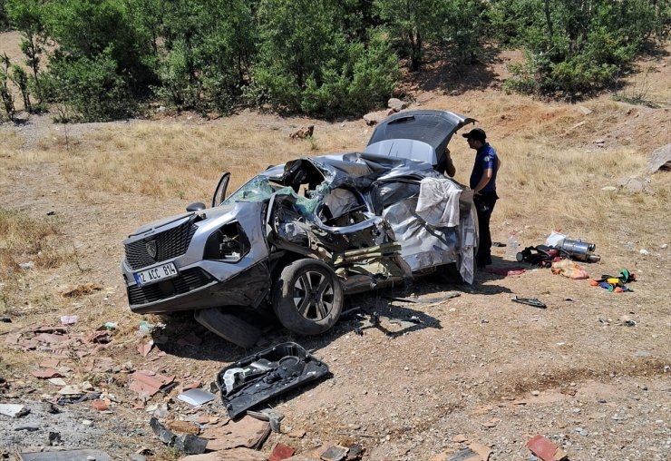 Tunceli'de kamyonla çarpışan otomobildeki 2 kişi öldü, 6 kişi yaralandı