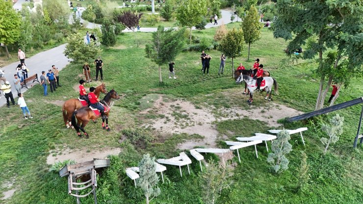 Van Gölü sahilinde devriye gezen atlı polisler ilgiyle karşılandı