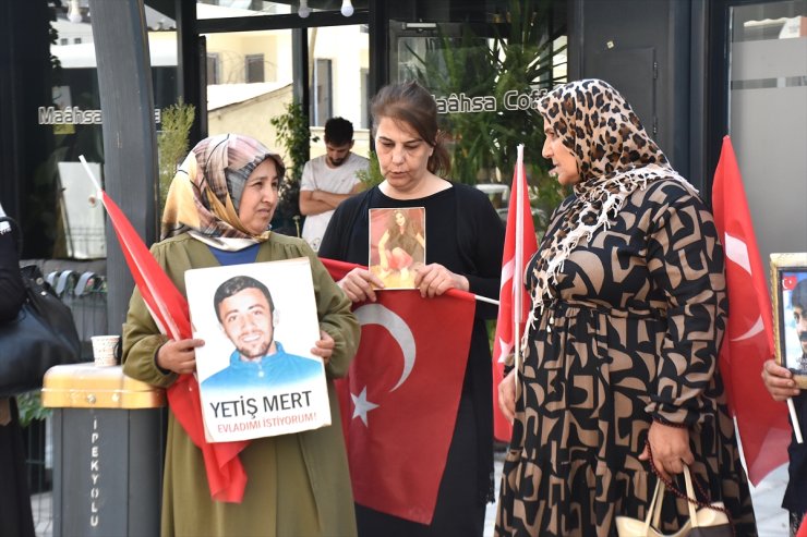 Vanlı aileler DEM Parti binası önündeki "evlat nöbeti"ni sürdürüyor