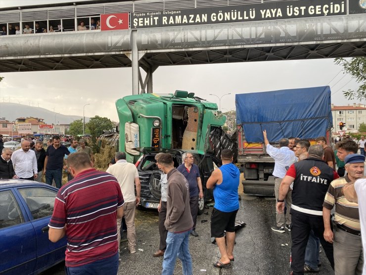 Afyonkarahisar'da meydana gelen zincirleme trafik kazasında 2 kişi öldü, 12 kişi yaralandı