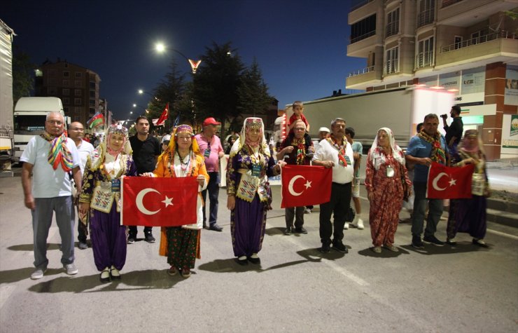 Ahlat’ta Türk bayrağı ve meşalelerle fener alayı düzenlendi