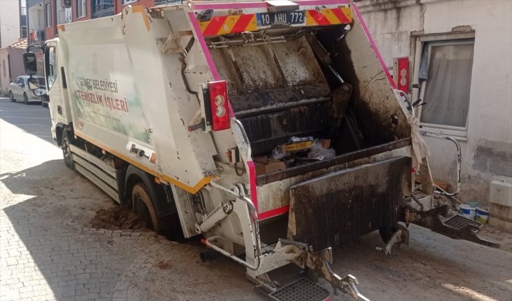 Balıkesir'de yolda oluşan çukura lastiği sıkışan çöp kamyonu kurtarıldı