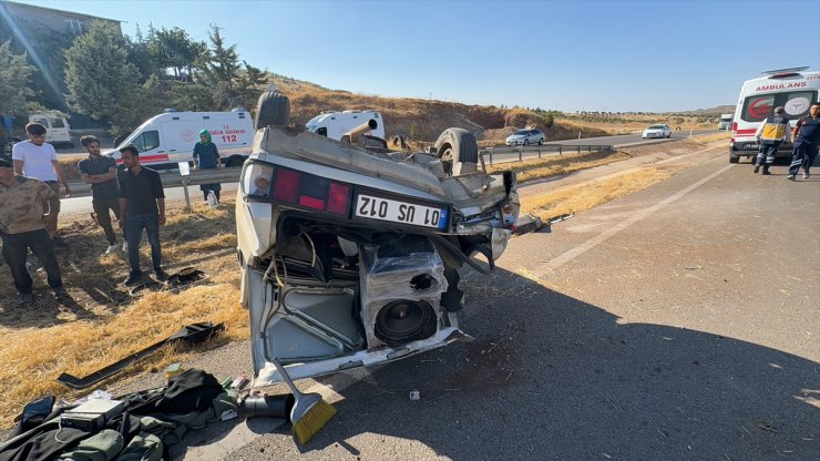 Kilis'te devrilen otomobilin sürücüsü ağır yaralandı