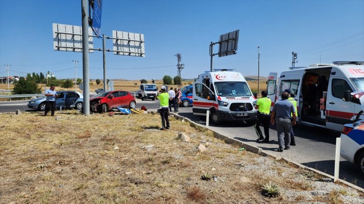 Kütahya'da kavşakta çarpışan iki otomobildeki 6 kişi yaralandı