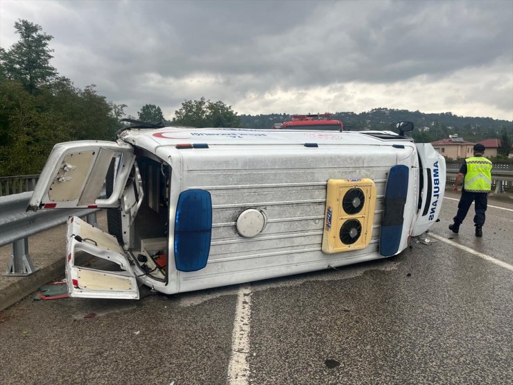 Ordu'da ambulansın devrildiği kazada 4 kişi yaralandı