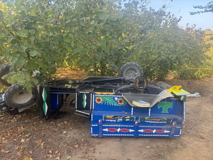 Sakarya'da tarım aracının devrilmesi sonucu 1 kişi öldü, 3 kişi yaralandı