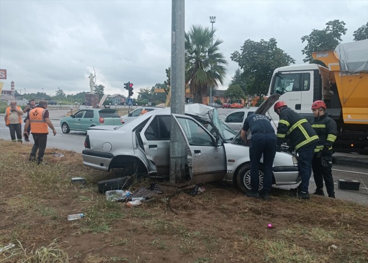 Samsun'da otomobil aydınlatma direğine çarptı, 1 kişi öldü, 2 kişi yaralandı