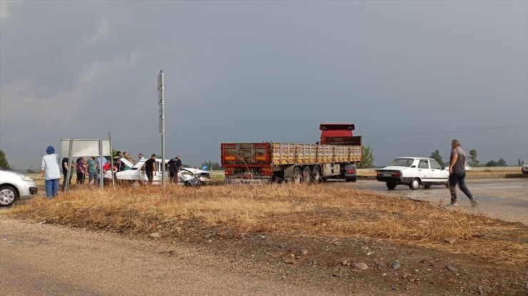 Adana'da tırla çarpışan otomobildeki 4 kişi yaralandı