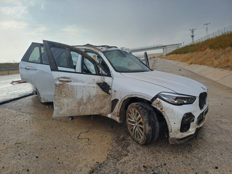 Aksaray'da bariyerlere çarpan otomobildeki 2 kişi öldü, 3 kişi yaralandı