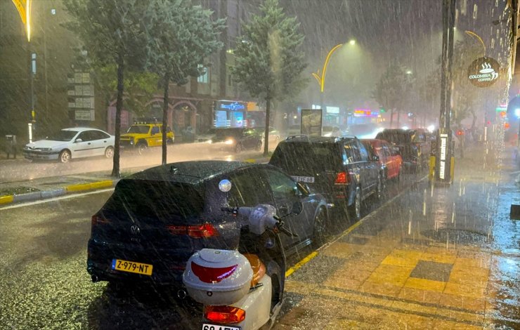 Aksaray'da sağanak su baskınlarına yol açtı, dolu araçlara hasar verdi