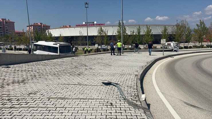 Burdur'da otobüs terminaline düşen midibüsteki 15 kişi yaralandı