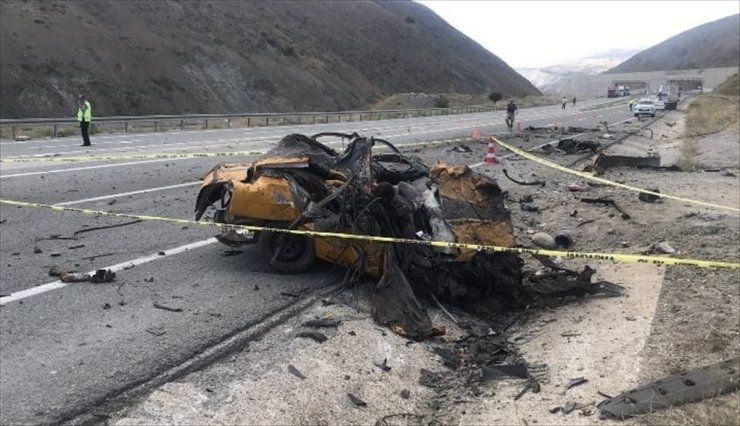 Erzincan'da iki aracın çarpıştığı kazada 4 kişi öldü, 2 kişi yaralandı