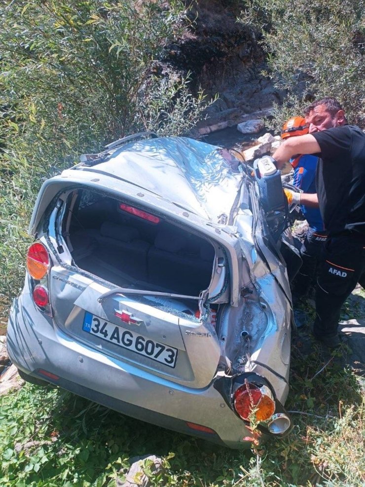 Gümüşhane'de dere yatağına devrilen otomobilin sürücüsü öldü