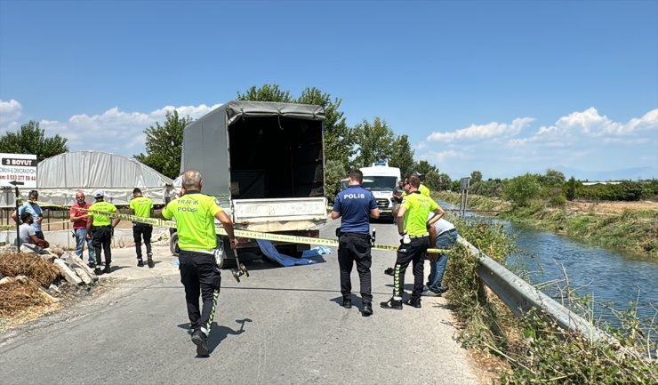 Antalya'da kamyonet ile motosikletin çarpıştığı kazada 1 kişi öldü