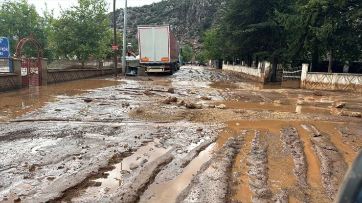 Antalya'nın Elmalı ilçesinde sağanak etkili oldu