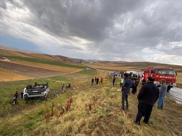 Çorum'da mevsimlik tarım işçilerini taşıyan minibüs devrildi, 4 kişi yaralandı