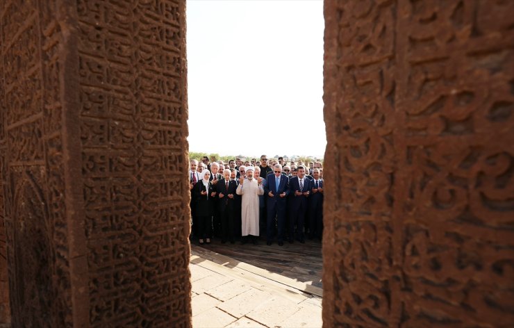 Cumhurbaşkanı Erdoğan, Ahlat'ta Selçuklu mezarlığını ziyaret etti