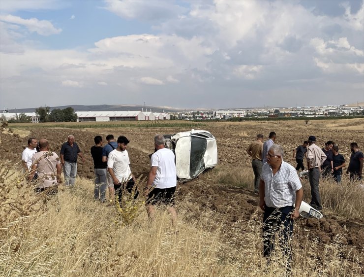 Eskişehir'de şarampole devrilen otomobildeki 2 kişi yaralandı