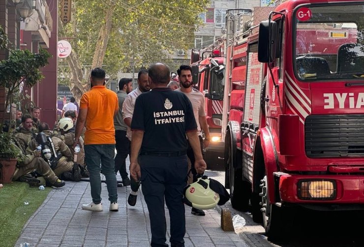 Fatih'te bir otelin bodrum katında çıkan yangına müdahale ediliyor