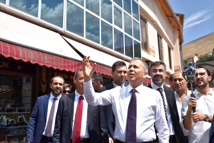 İçişleri Bakanı Yerlikaya, Bitlis'te esnafı ziyaret etti