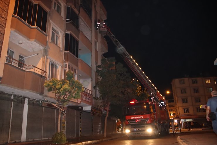 Iğdır'da 5 katlı binada çıkan yangın itfaiye ekiplerince söndürüldü