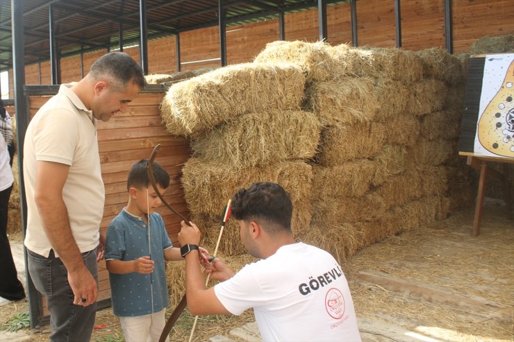 Malazgirt Zaferi'nin 953. yıl dönümü etkinliklerinde vatandaşlar ok attı, at yarışlarını izledi