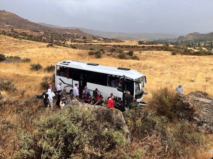 Sivas'ta midibüsün devrildiği kazada 16 kişi yaralandı