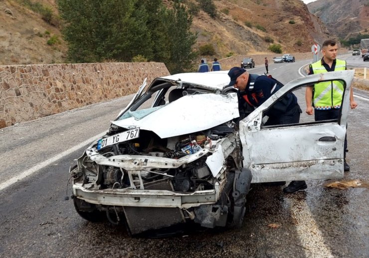 Sivas'ta otomobilin devrilmesi sonucu 2'si çocuk 4 kişi yaralandı