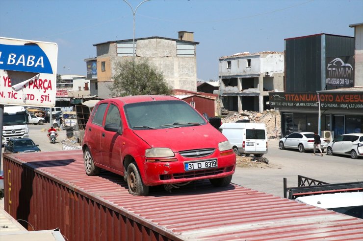 Dede hatırası atıl aracı korumak için konteynerin üstüne yerleştirdi