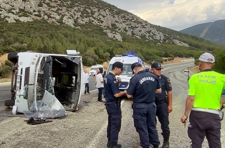 GÜNCELLEME - Denizli'de midibüsün devrildiği kazada 1 kişi öldü, 25 kişi yaralandı