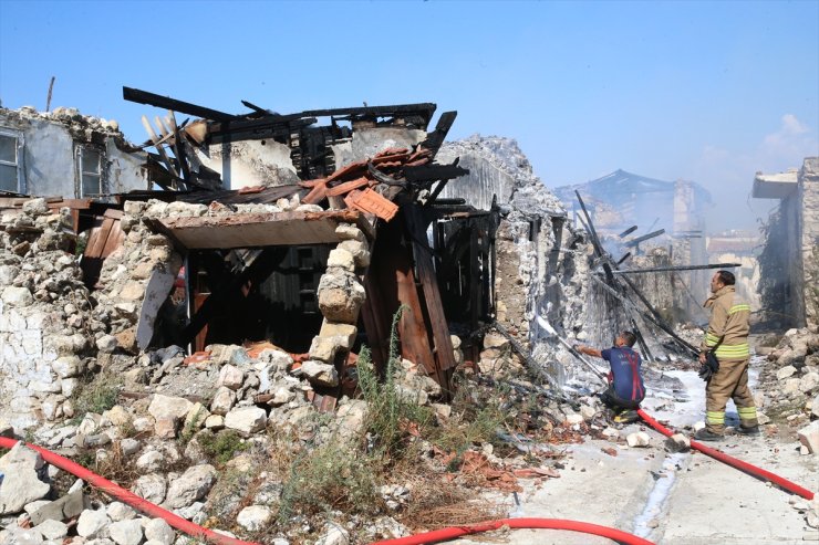 Hatay'da 2 katlı boş binada çıkan yangın söndürüldü