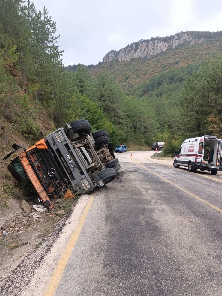 Karabük'te su kanalına devrilen zift yüklü kamyondaki 3 kişi yaralandı