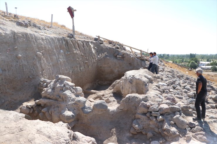 Kınık Höyük'te Orta Bronz Çağı'na ait sur kalıntıları ve yerleşim yeri bulundu