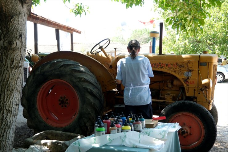 Kırklareli'nde asırlık traktörler ressamlara tuval oldu