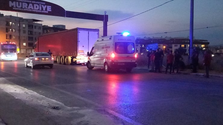 Manisa'da park halindeki tırın dorsesine çarpan motosikletin sürücüsü öldü