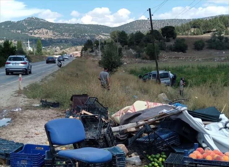 Seydikemer'de otomobil kazasında 1 kişi öldü, 2 kişi yaralandı