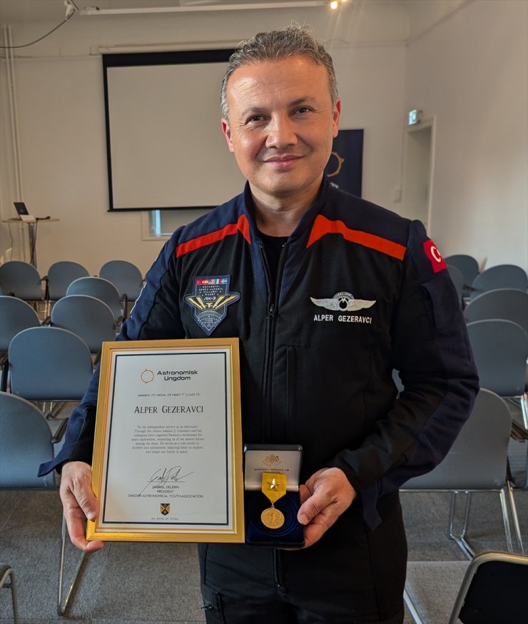 Alper Gezeravcı'ya İsveç astronomi derneğinden ödül