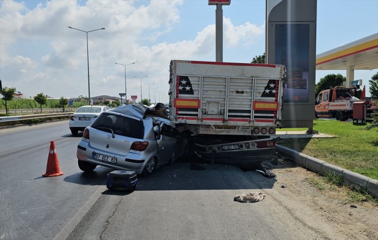 Antalya'da tıra çarpan otomobildeki 1 kişi öldü