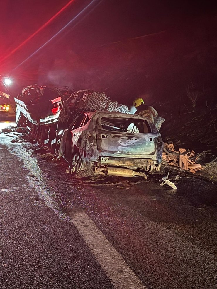 Balıkesir’de otomobilin tıra çarptığı kazada alev alan iki araç kullanılamaz hale geldi