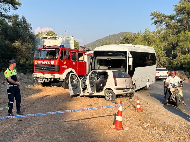 Bodrum'da midibüsle çarpışan otomobildeki 1 kişi öldü, 1 kişi yaralandı