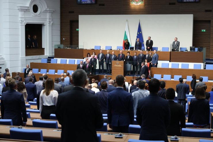 Bulgaristan'da geçici hükümet Parlamento'da yemin ederek göreve başladı