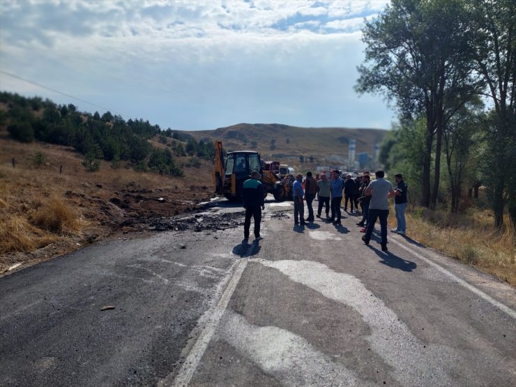 Çankırı'da devrilen akaryakıt yüklü tanker yoldan kaldırıldı