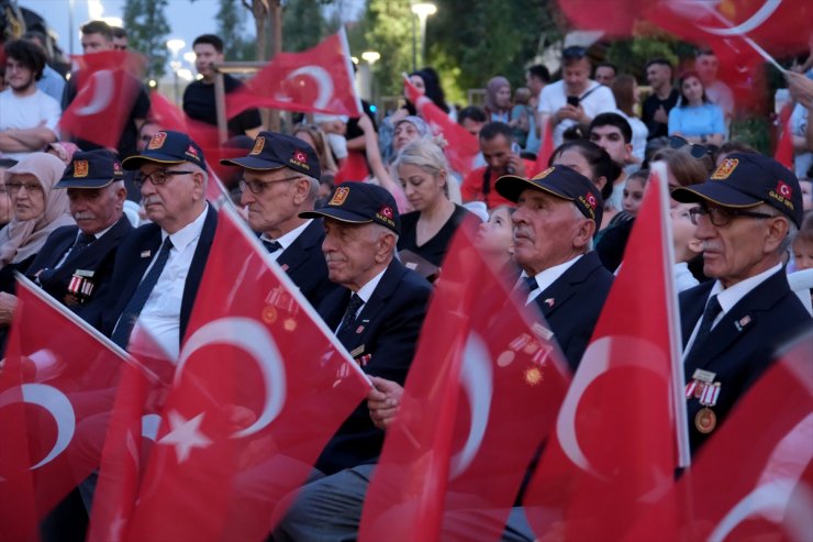 Kırklareli'nde Zafer Bayramı kutlamaları kapsamında askeri bando konser verdi