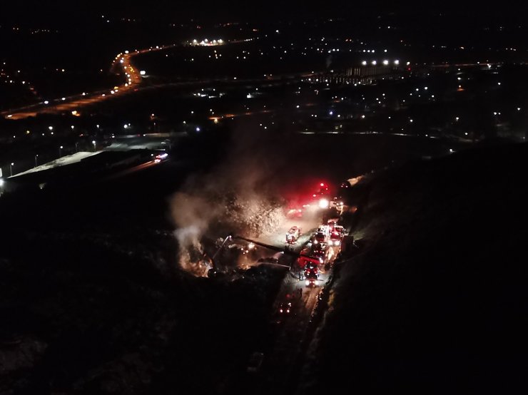 Kocaeli'de atık depolama sahasında çıkan yangın söndürüldü