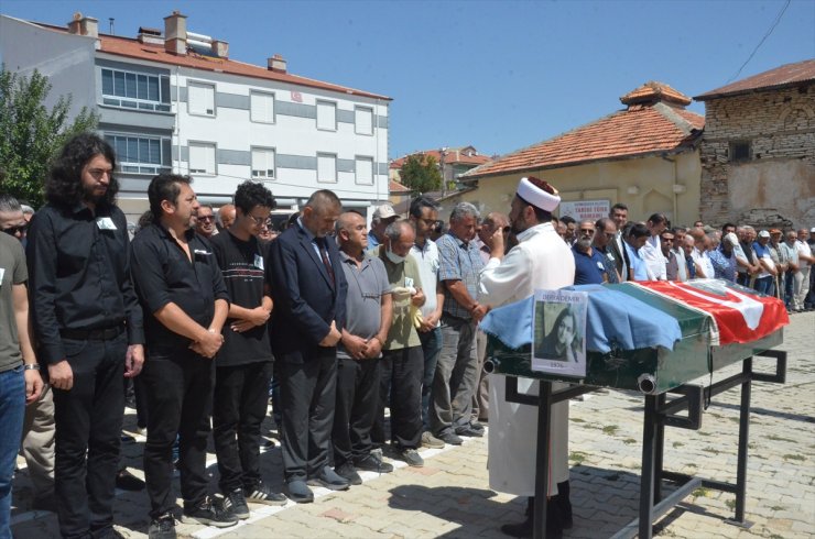 Mersin'de öldürülen kadın öğretmenin cenazesi Karaman'da toprağa verildi