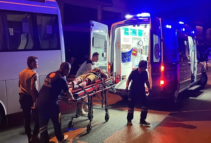 Sakarya'da işçi servisiyle otomobil çarpıştı, 3 kişi yaralandı