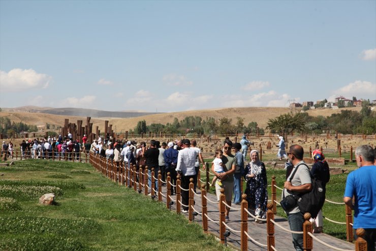 Şanlı zaferin yıl dönümüne katılanlar Selçuklu Meydan Mezarlığı'nı ziyaret etti