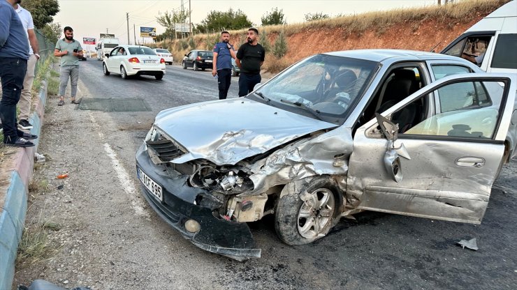 Adıyaman'da iki otomobilin çarpıştığı kazada 2 kişi yaralandı