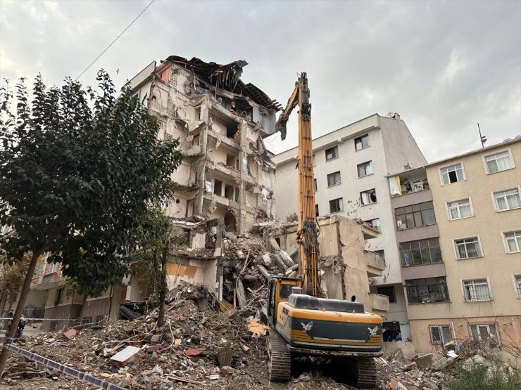 Bahçelievler'de yıkımı yapılan binadan kopan molozlar arkadaki apartmana zarar verdi