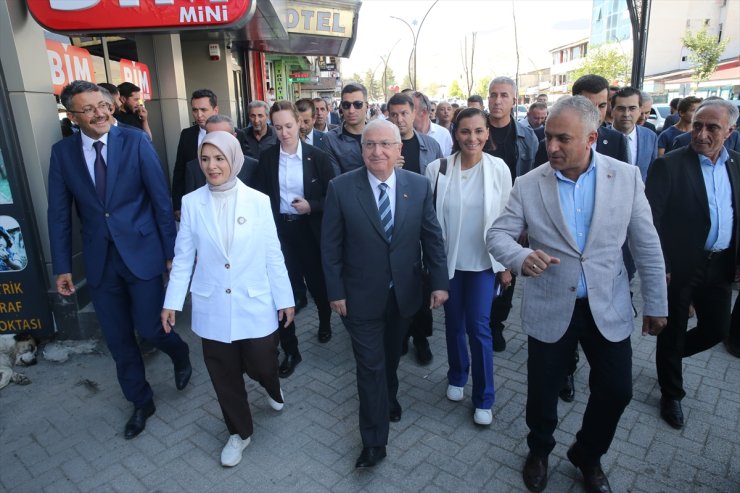 Bakanlar Güler ile Göktaş, Hakkari'de esnafı ziyaret etti